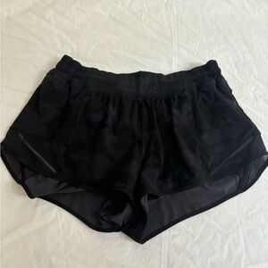 Lululemon black camo low rise hotty hot 2.5
